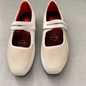 Aetrex Cream Perforated Mary Jane Flats